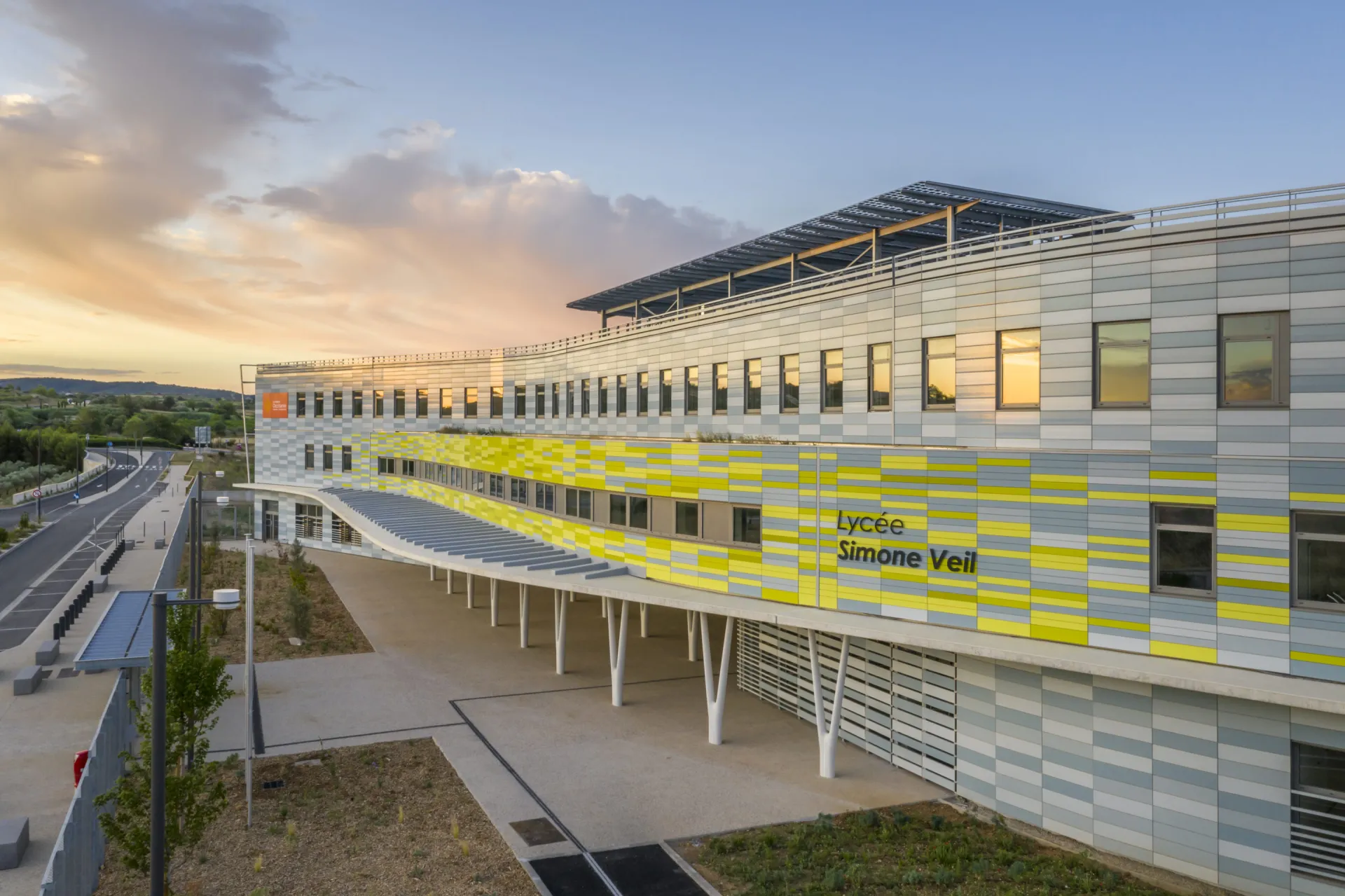 Poteaux en BFUP du lycée Simone Veil à Gignac