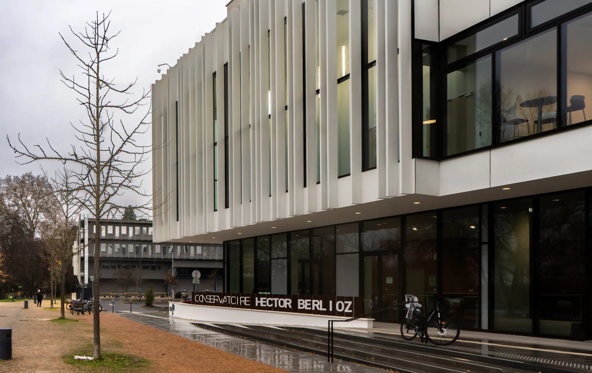 Konservatorium Berlioz, Eingang