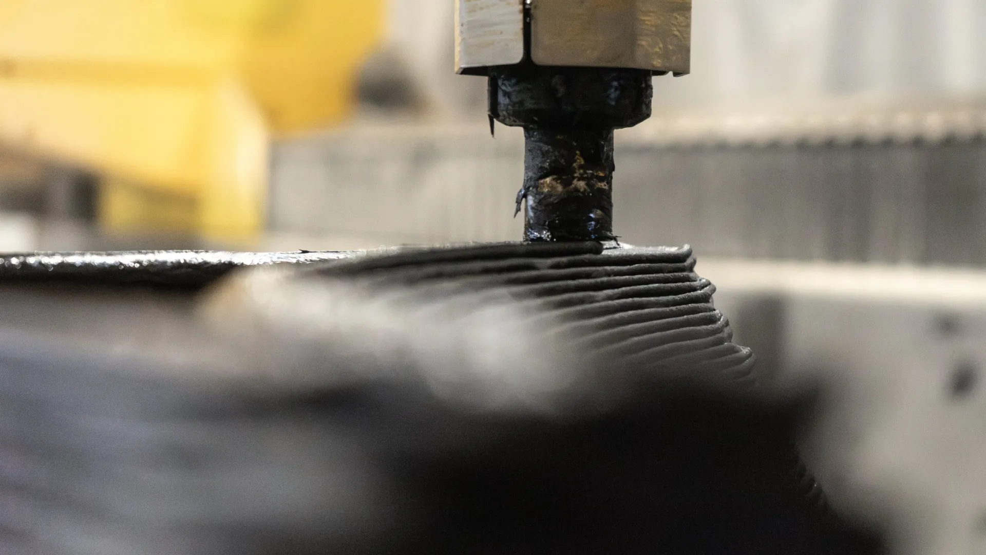 3D-Druckdüse trägt das Material Schicht für Schicht auf, um eine Schalung herzustellen