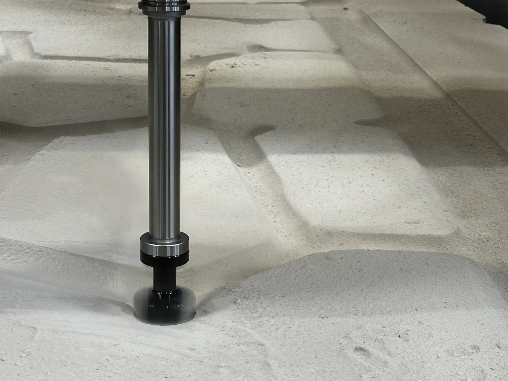 CNC-Fräser arbeitet die Reliefs einer Schalung aus einem Materialblock heraus